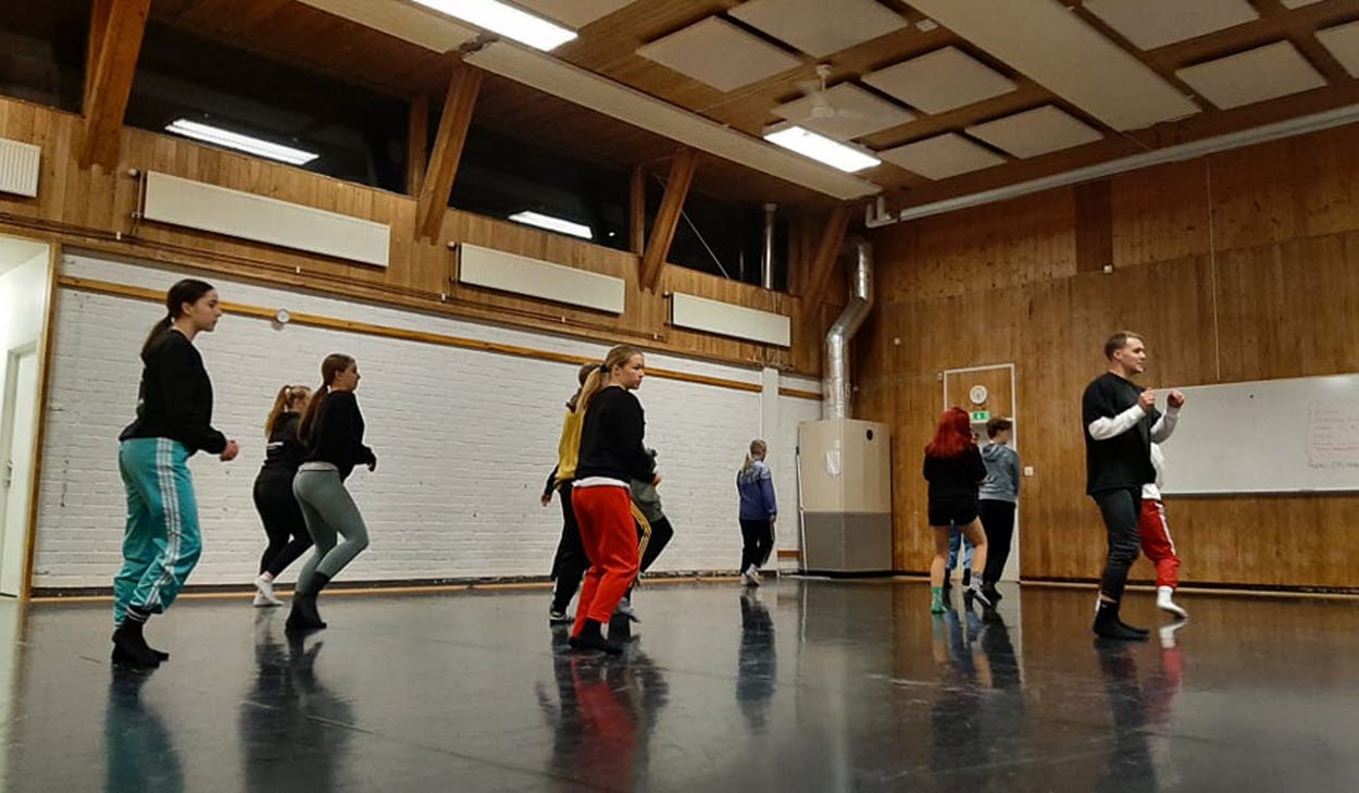 Ungdomar som dansar
