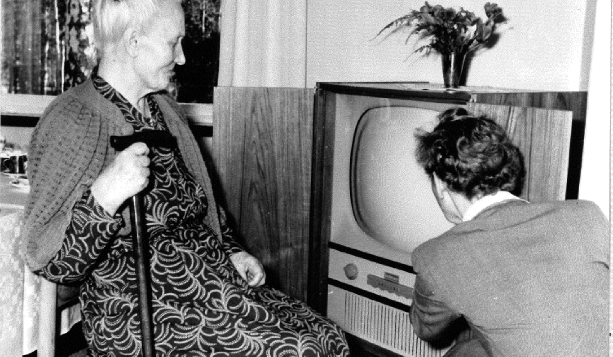 Kronikerhemmet i Sandviken får sin första TV-apparat.