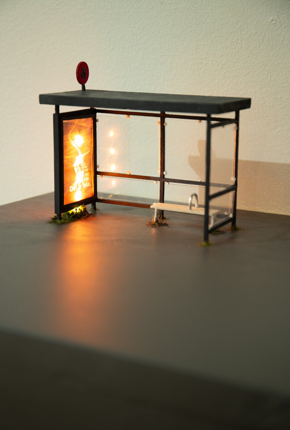 Ett litet bord med en lampa på.