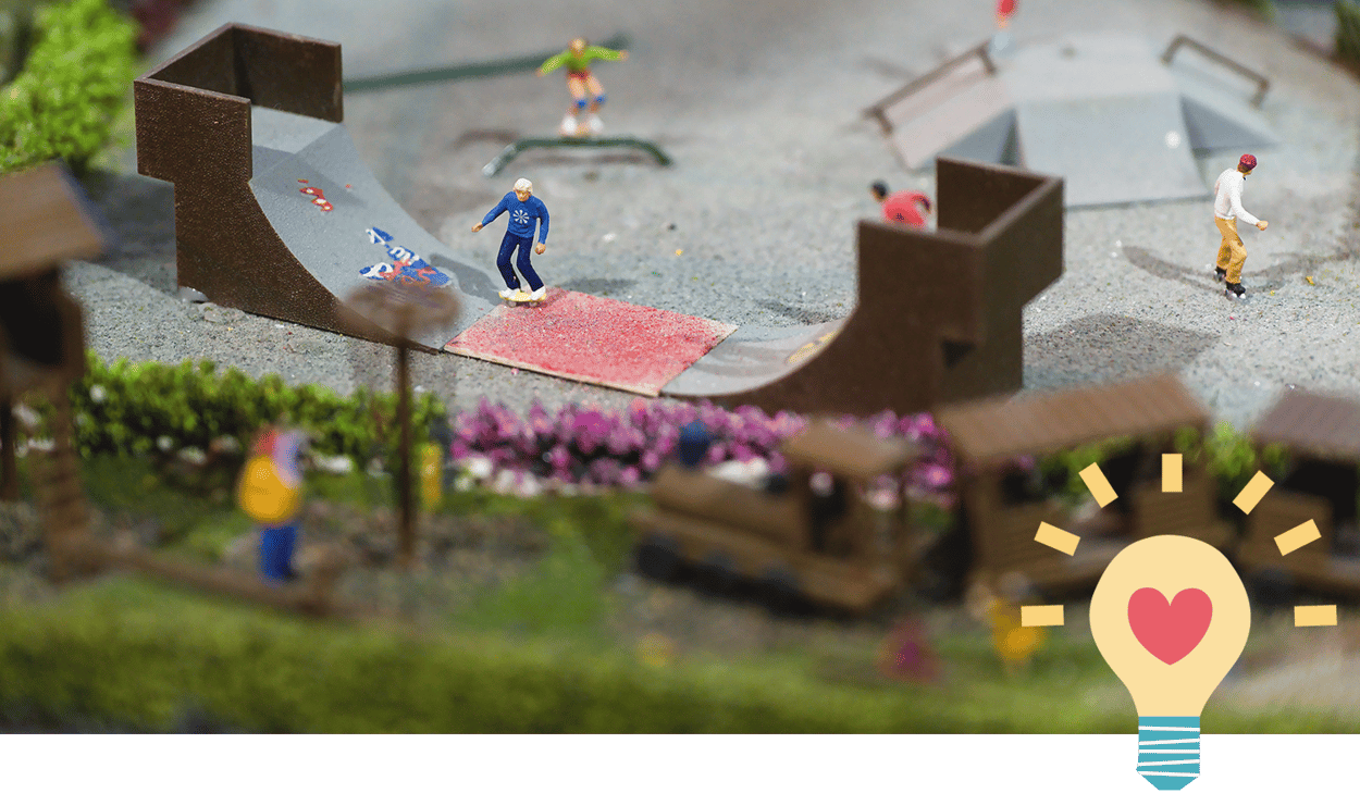 En miniatyrmodell av en skatepark med en glödlampa.