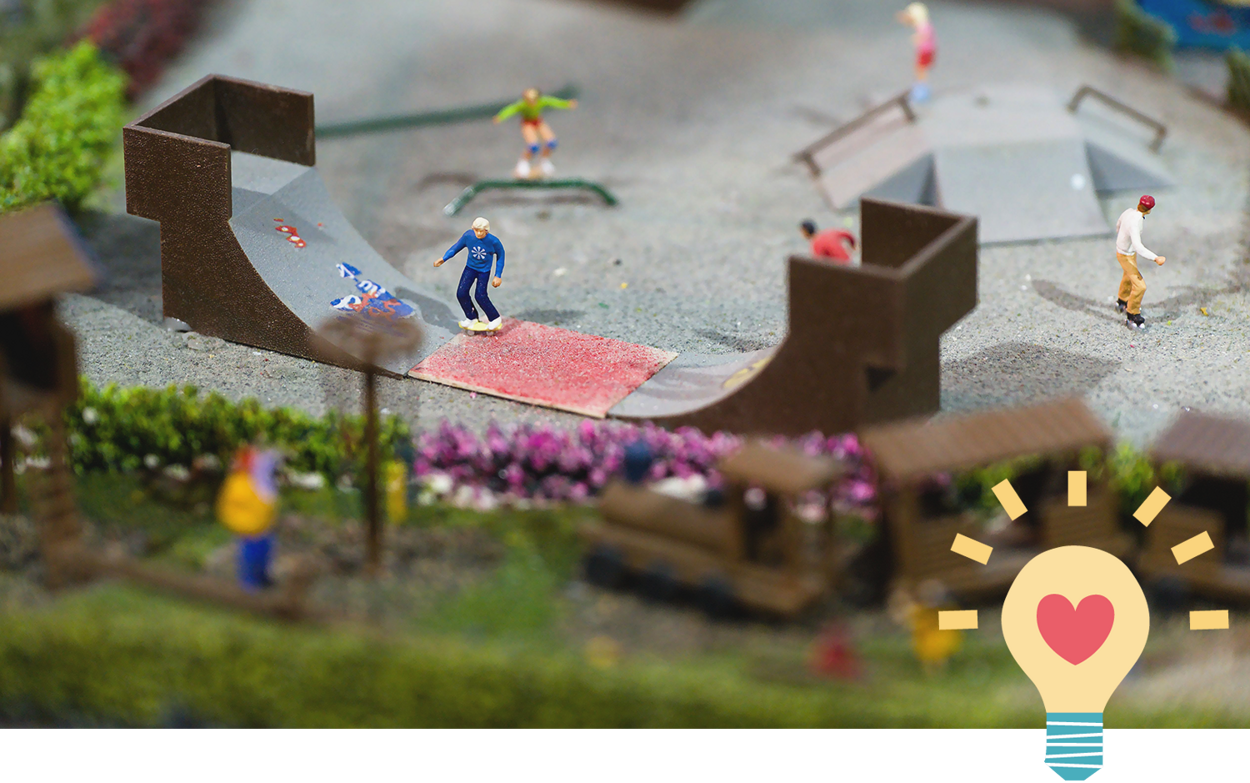 En miniatyrmodell av en skatepark med en glödlampa.