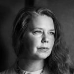 Ett svartvitt foto av en kvinna med l&aring;ngt h&aring;r.