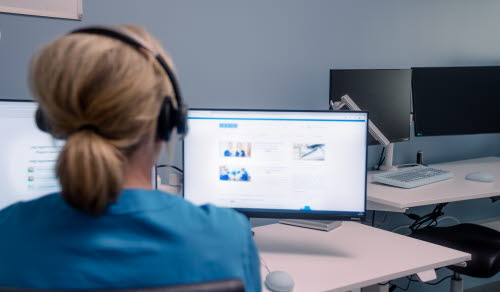 sjuksköterska vid dator,