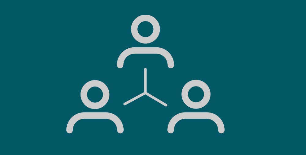 illustration med tre figurer placerade i en trekant med sammanbindande linjer emellan dem